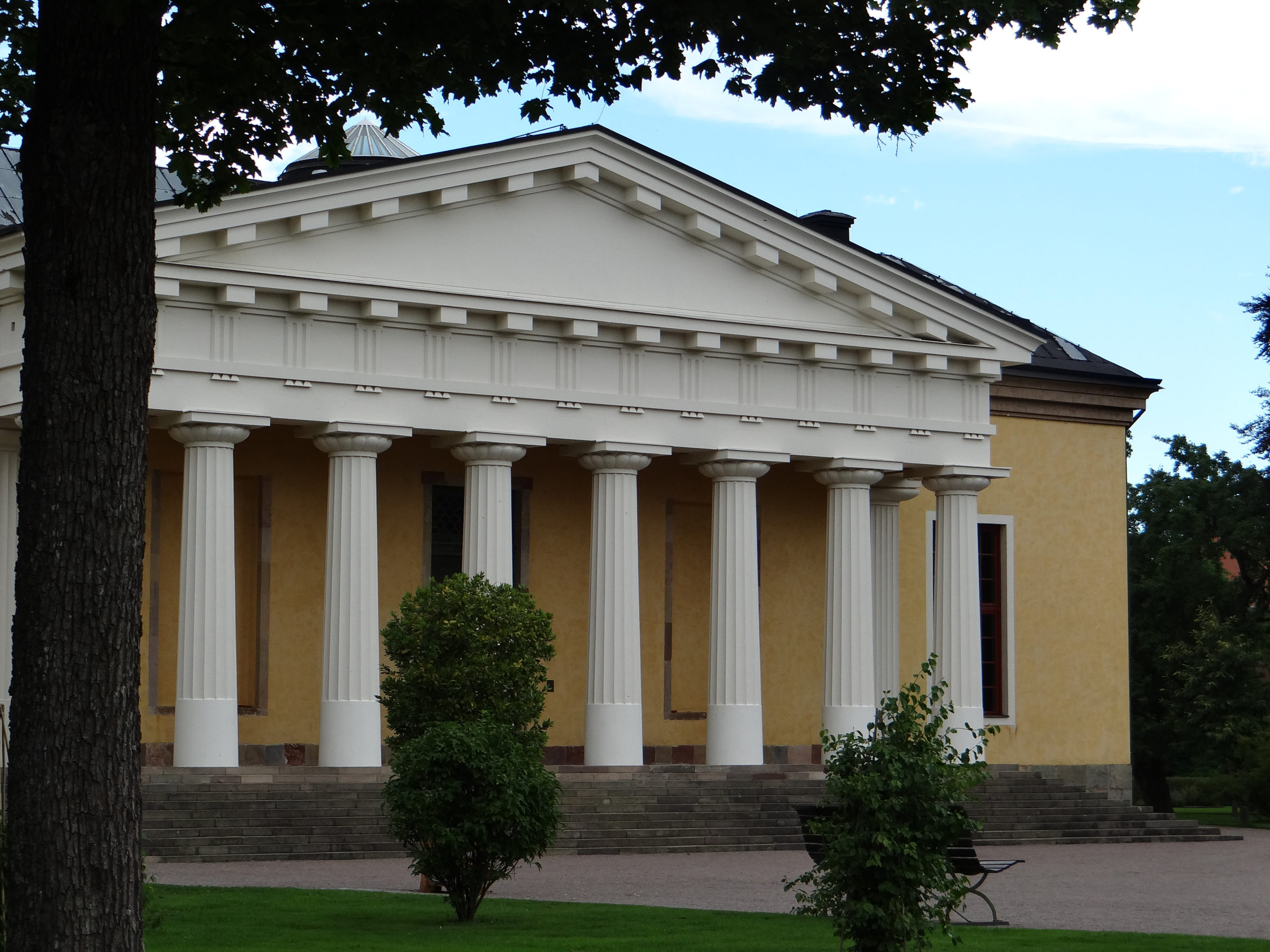 Linneanum resembles a Greek temple with it's white collons.