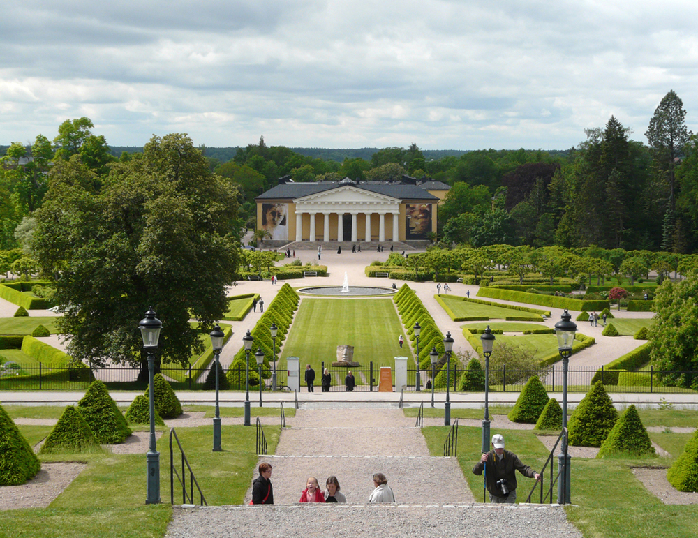 Botan_Tradgard_exterior_1 The Baroque garden featuring a lawn surrounded by pyramid-shaped shrubbery.